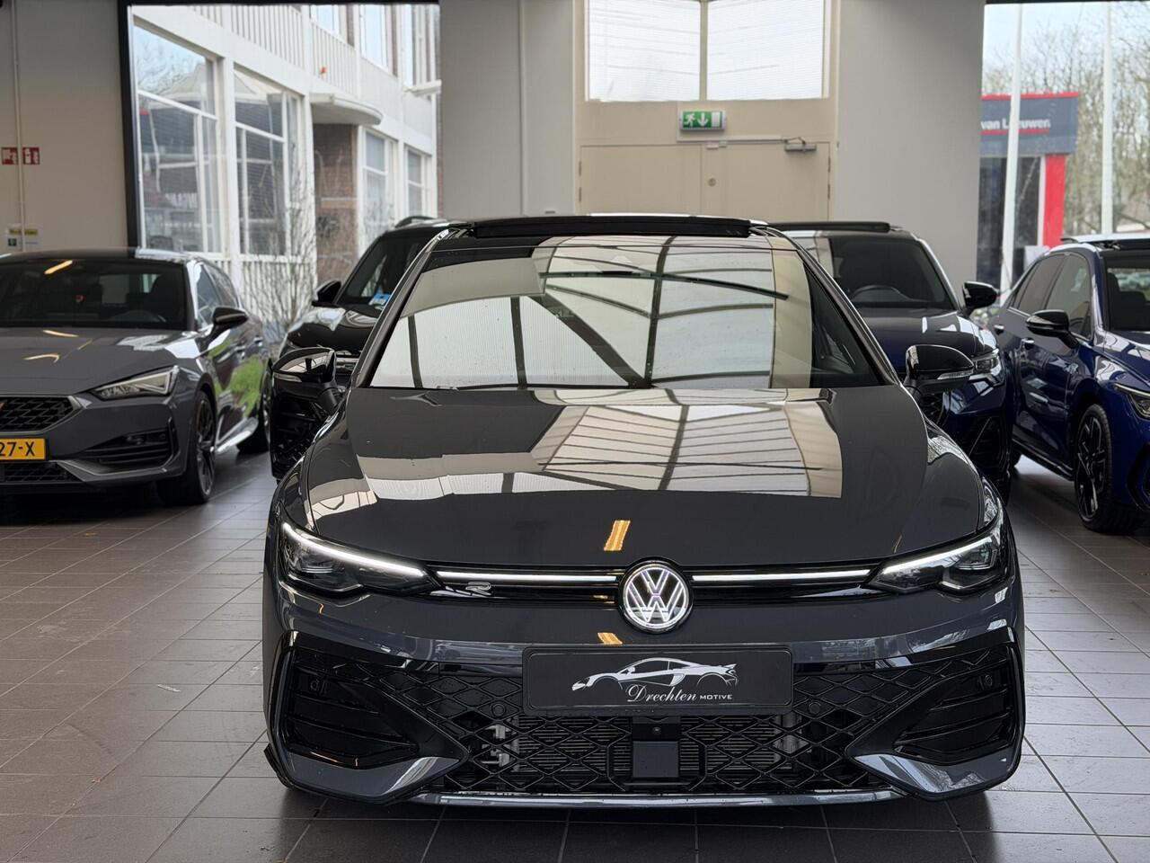 Volkswagen GOLF 1.5 eTSI R-Line Pano / Head-up / 360 / H&K /