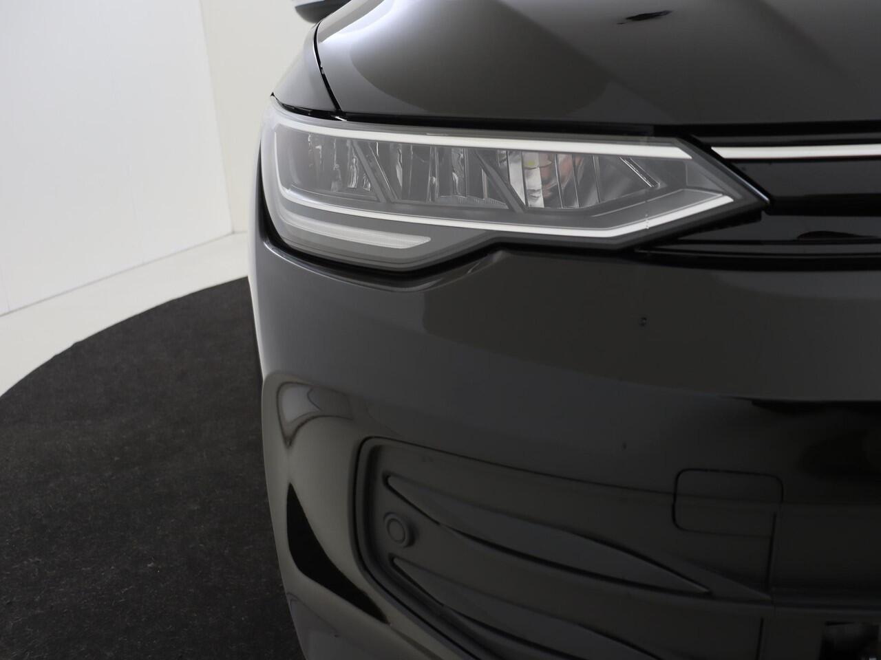 Volkswagen GOLF Life Edition eHybrid | 'App-Connect' draadloze smartphone integratie | Achterbank in ongelijke delen neerklapbaar incl. middenarmsteun en doorlaadmogelijkheid | Achteruitrijcamera (Rear View)