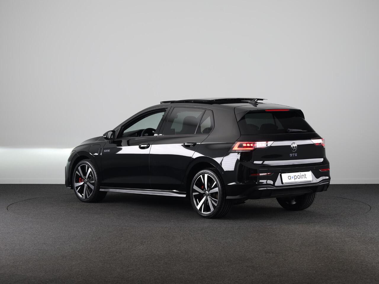 Volkswagen GOLF 1.5 eHybrid GTE 272 pk Automaat (DSG) | Private lease vanaf ¤ 782,- pm | Sportpakket | Panoramadak | Lederen bekleding | Elektr. trekhaak | Parkeersensoren | Blackstyle | Stoelverwarming |