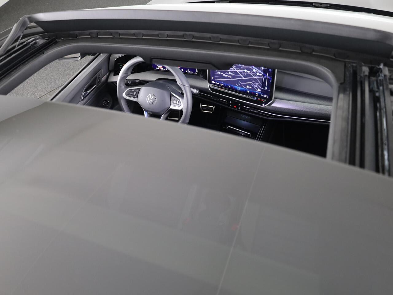 Volkswagen GOLF 1.5 eHybrid GTE 272 pk Automaat (DSG) | Private lease vanaf ¤ 782,- pm | Sportpakket | Panoramadak | Lederen bekleding | Elektr. trekhaak | Parkeersensoren | Blackstyle | Stoelverwarming |