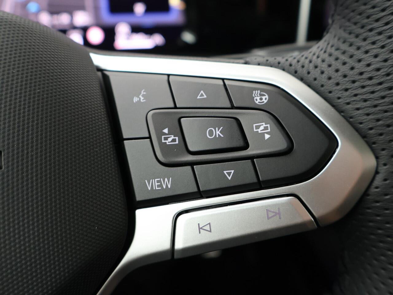 Volkswagen GOLF Variant R-Line-Edition 1.5 eTSI 85 kW / 116 pk Variant 7 v ersn. DSG | Panoramadak | Black Style | Assistance plus pakket |