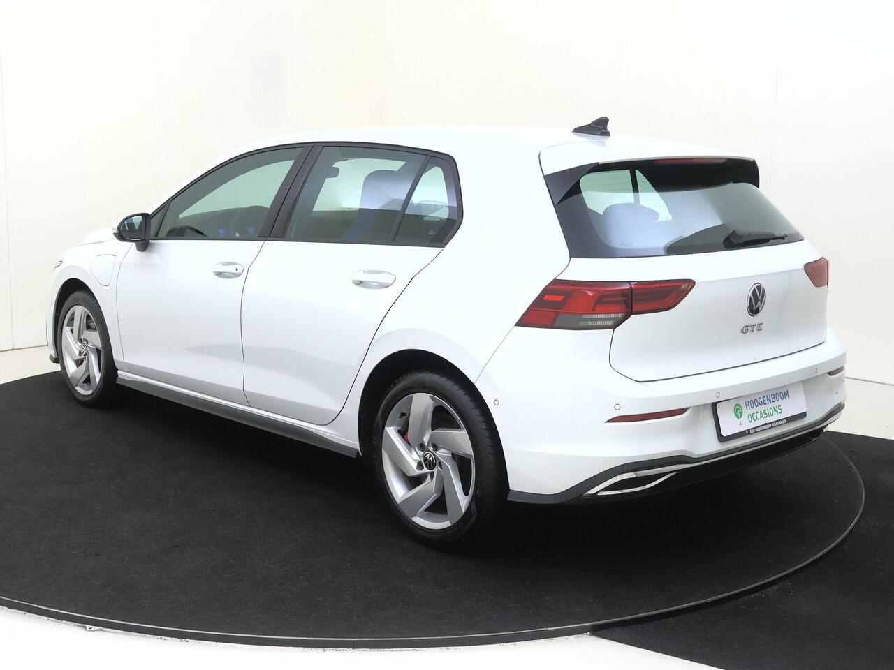 Volkswagen GOLF 1.4 eHybrid GTE | Head-up display | Parkeerassistent | Adaptieve cruise control | Dodehoek detectie | CarPlay | 3-zone airco | Parkeersensoren |