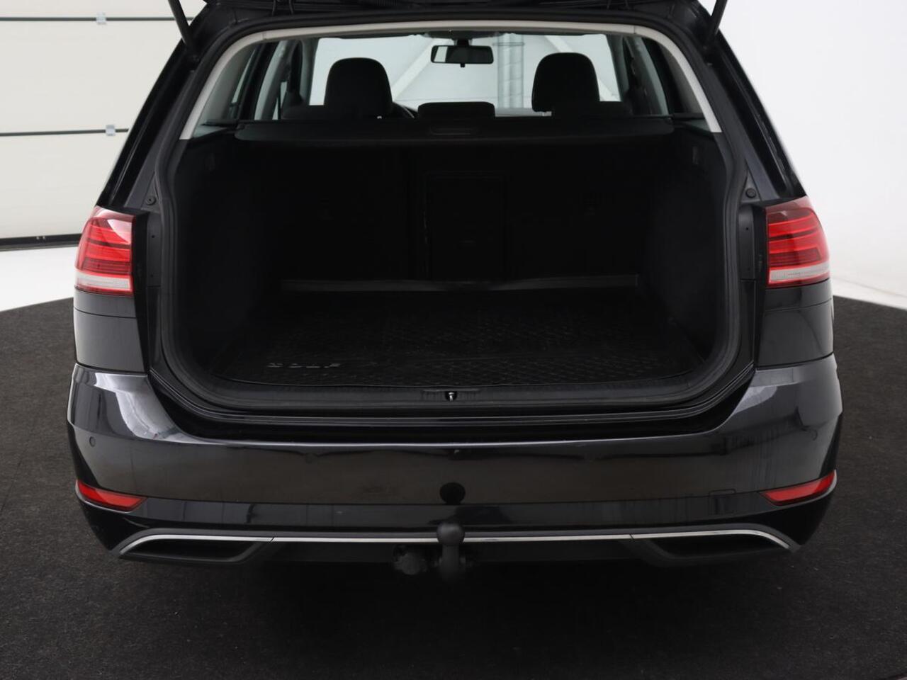 Volkswagen GOLF 1.5 TSI Comfortline Business | Trekhaak | Stoelverwarming | Massage | Carplay | Navigatie | Parkeerhulp | Adaptive cruise | Climate control | LED | Bluetooth