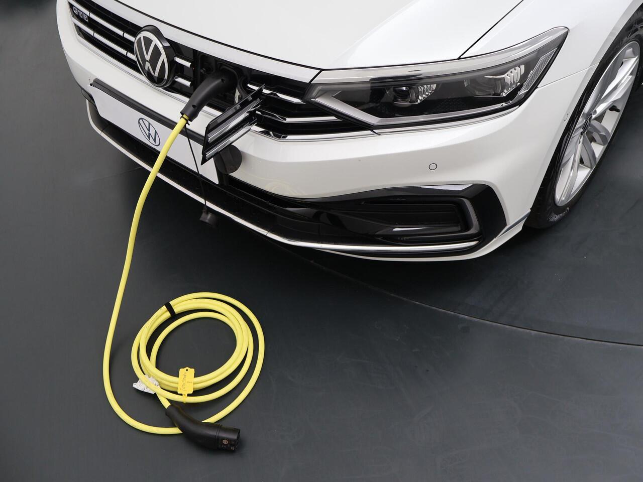 Volkswagen GOLF 1.0 TSI Life | 110 PK | Multifunctioneel stuurwiel | Cruisecontrol | Stoelverwarming | Achteruitrijcamera |