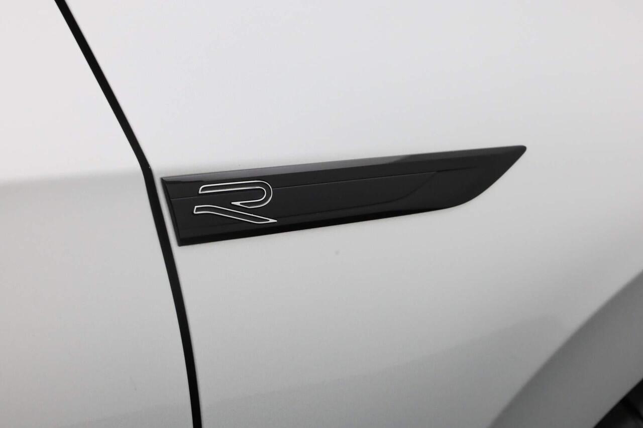 Volkswagen GOLF 1.5 eTSI 150PK DSG R-Line Business Black Style | Pano | IQ Light | Keyless | Camera | 18 inch | Apple Carplay / Android Auto