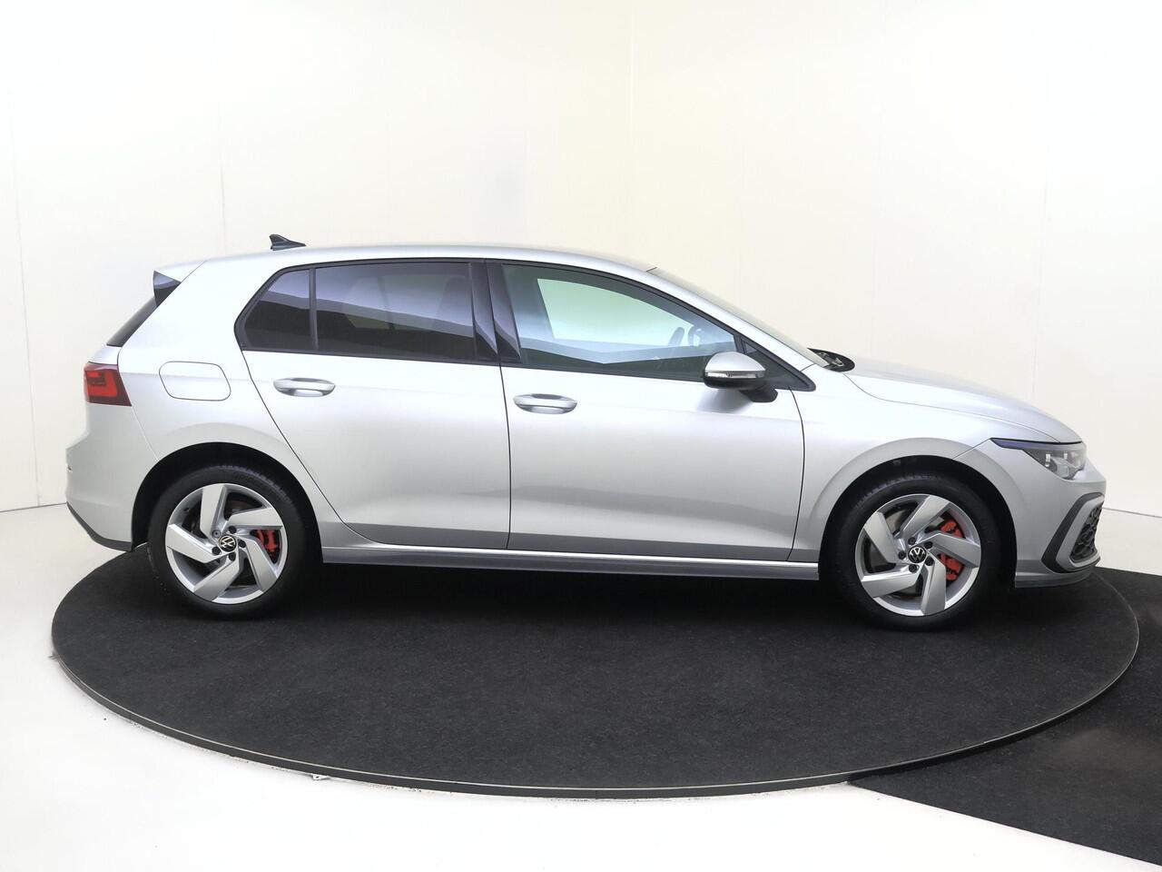 Volkswagen GOLF 1.4 eHybrid GTE | Trekhaak | Dodehoek detectie | Stoel- en stuurwielverwarming | Achteruitrijcamera | Adaptieve cruise control | CarPlay | Full LED verlichting | 3-zone airco |