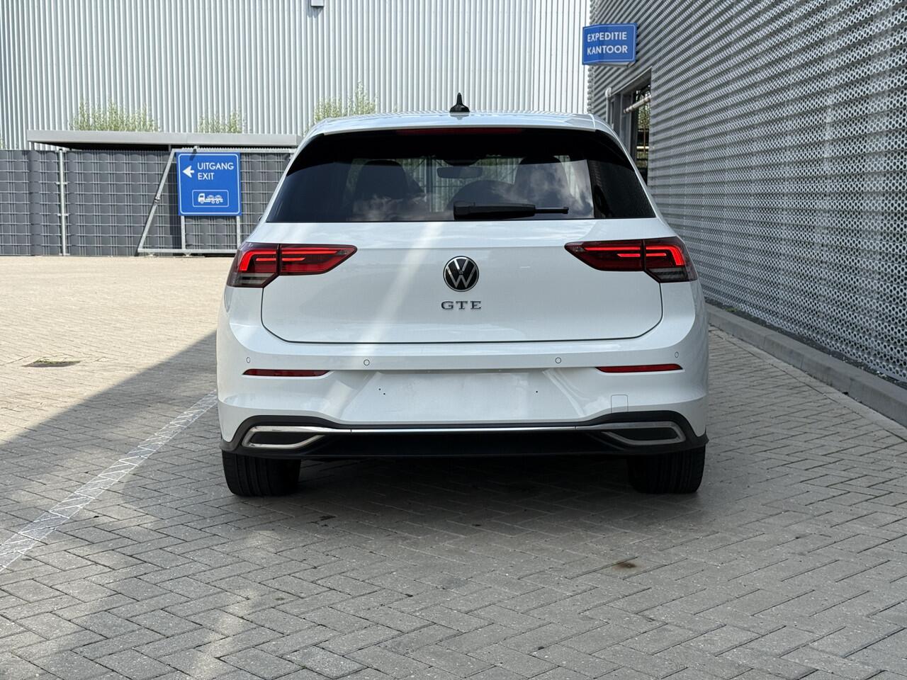Volkswagen GOLF 1.4 eHybrid 245pk DSG GTE / Trekhaak Elek. / 18" LMV / Navigatie / Stuur en Stoelverwarming / Parkeersensoren V+A
