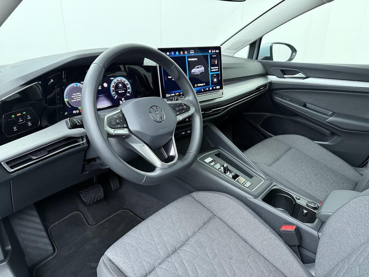 Volkswagen GOLF 1.5 eHybrid Life Edition | 204 PK | Automaat | SoH 98% | Multifunctioneel stuurwiel | Panoramadak | Stoelverwarming |