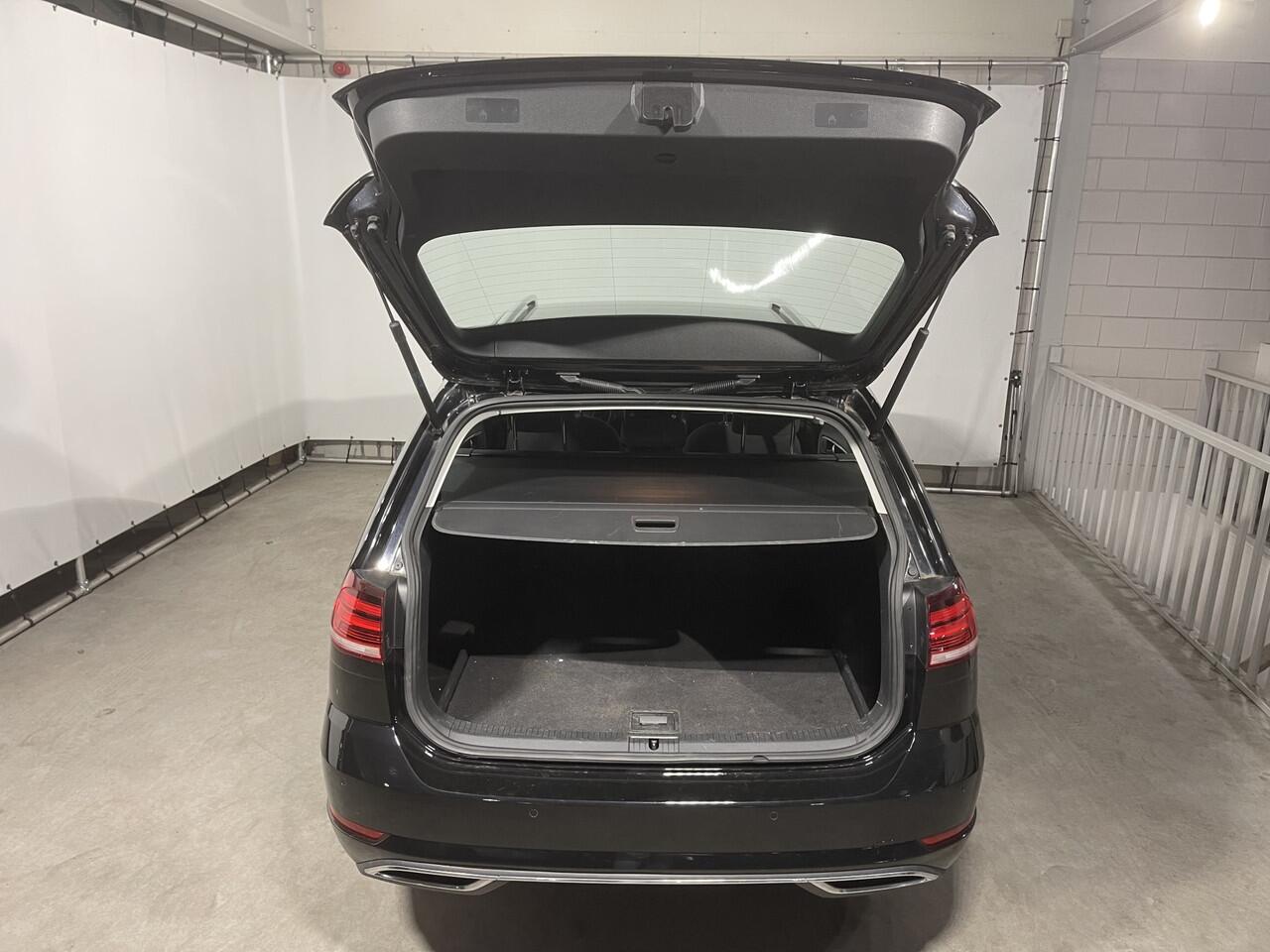 Volkswagen GOLF Variant 1.5 TSI 150pk-Highline Business R 110kw Carplay / ACC / ECC / Navi / PDC Executive-pakket / Winter Pakket