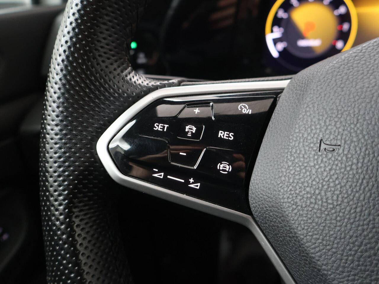 Volkswagen GOLF 1.5 eTSI R-Line | 150 PK | Automaat | Multifunctioneel stuurwiel | Stoelverwarming | Achteruitrij camera |