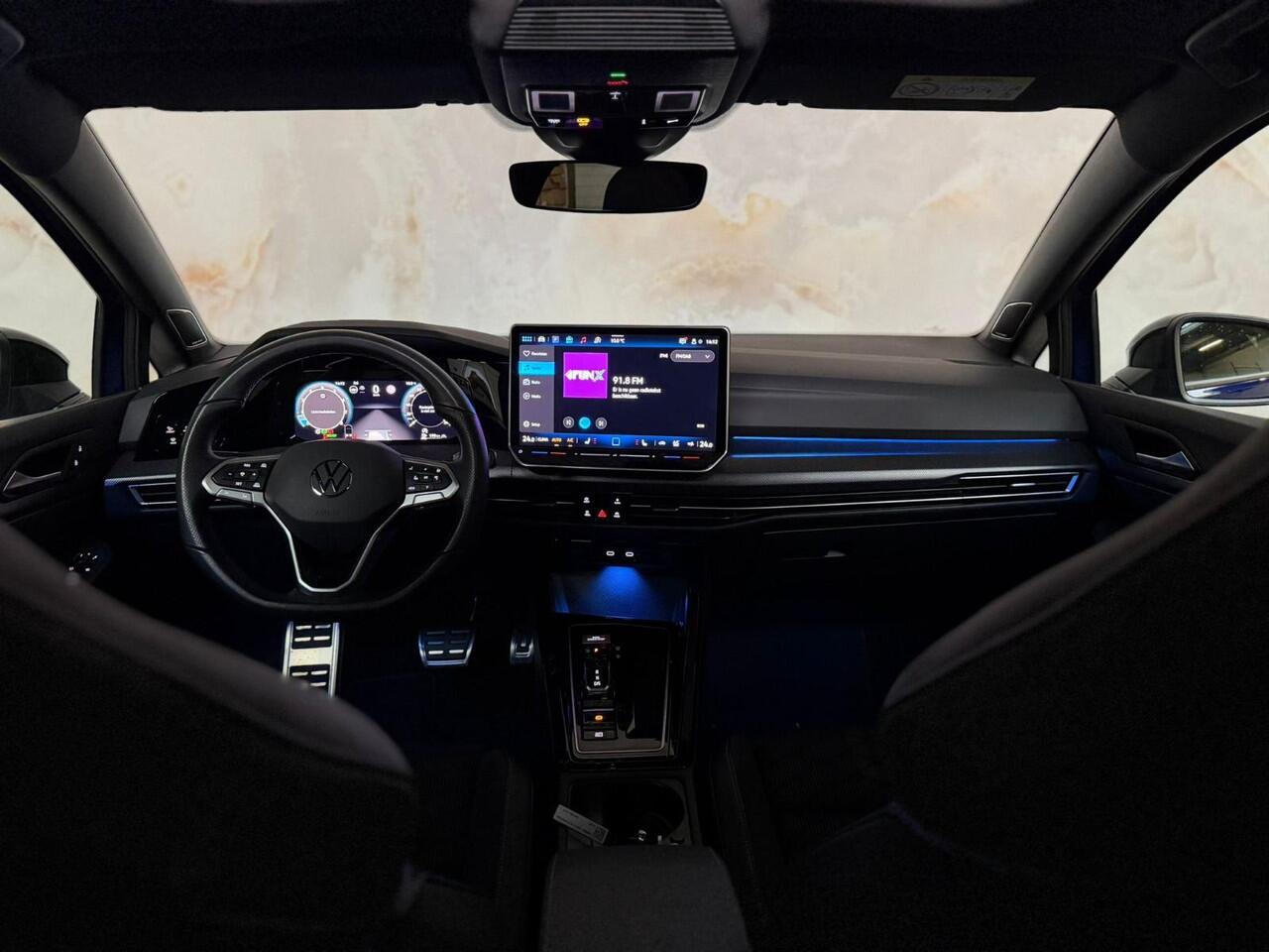 Volkswagen GOLF 1.5 eTSI R-Line Pano / 360 / H&K / Trekhaak