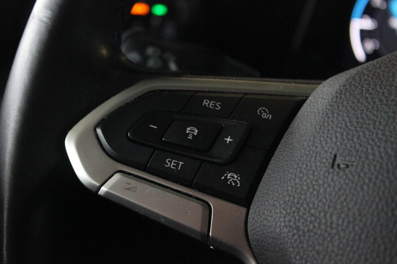 Volkswagen GOLF 1.5 eTSI Style Camera | IQ Light | Memorystoel | Carplay | Stoelverw. | Adapt. Cruise | 17" LMV | PDC V+A