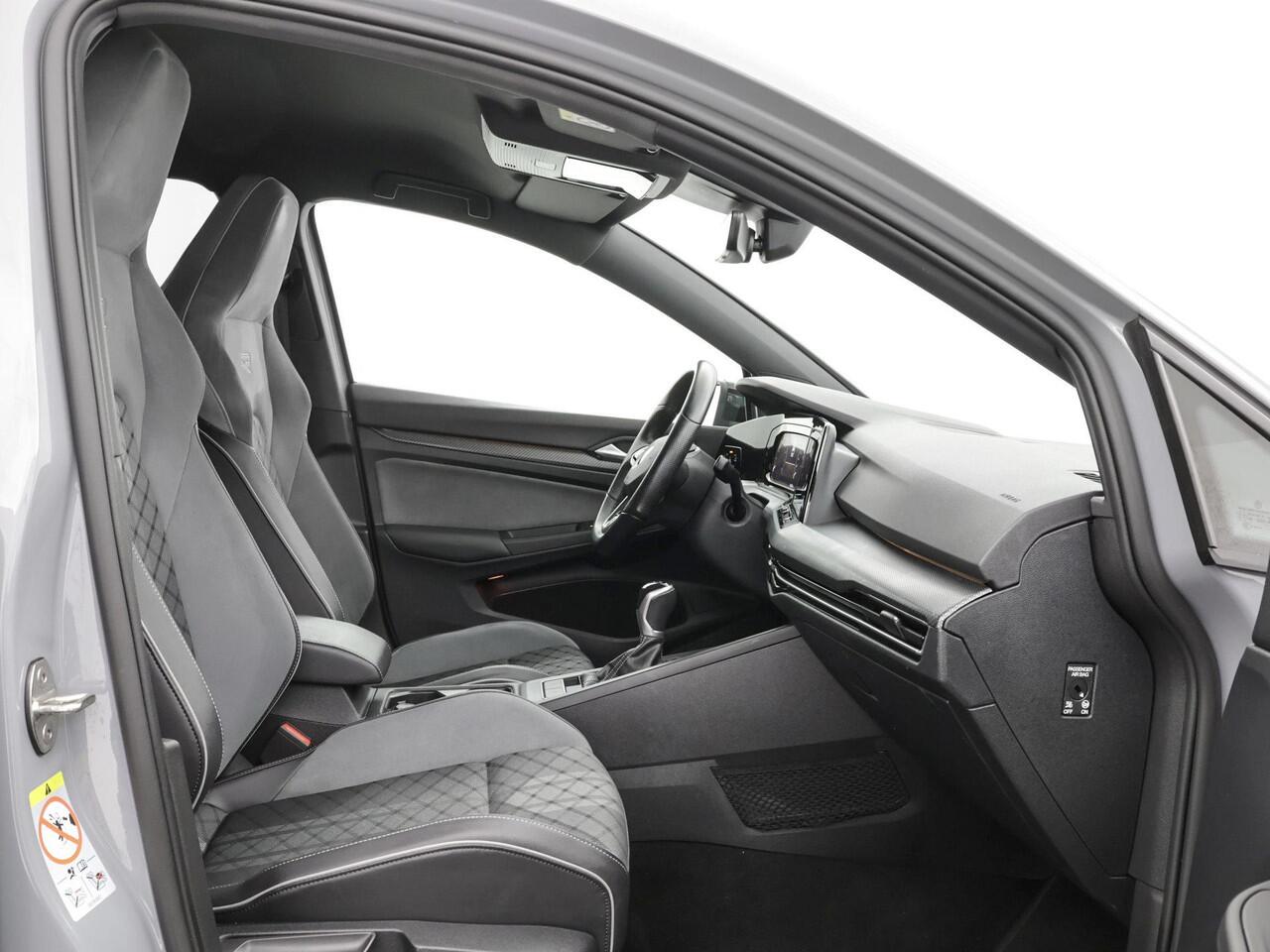 Volkswagen GOLF Variant 1.5 TSI 130pk R-Line · Black Style · Apple/Android Car Play · Stoelverwarming · 18'' Velgen · Matrix LED verlichting ·