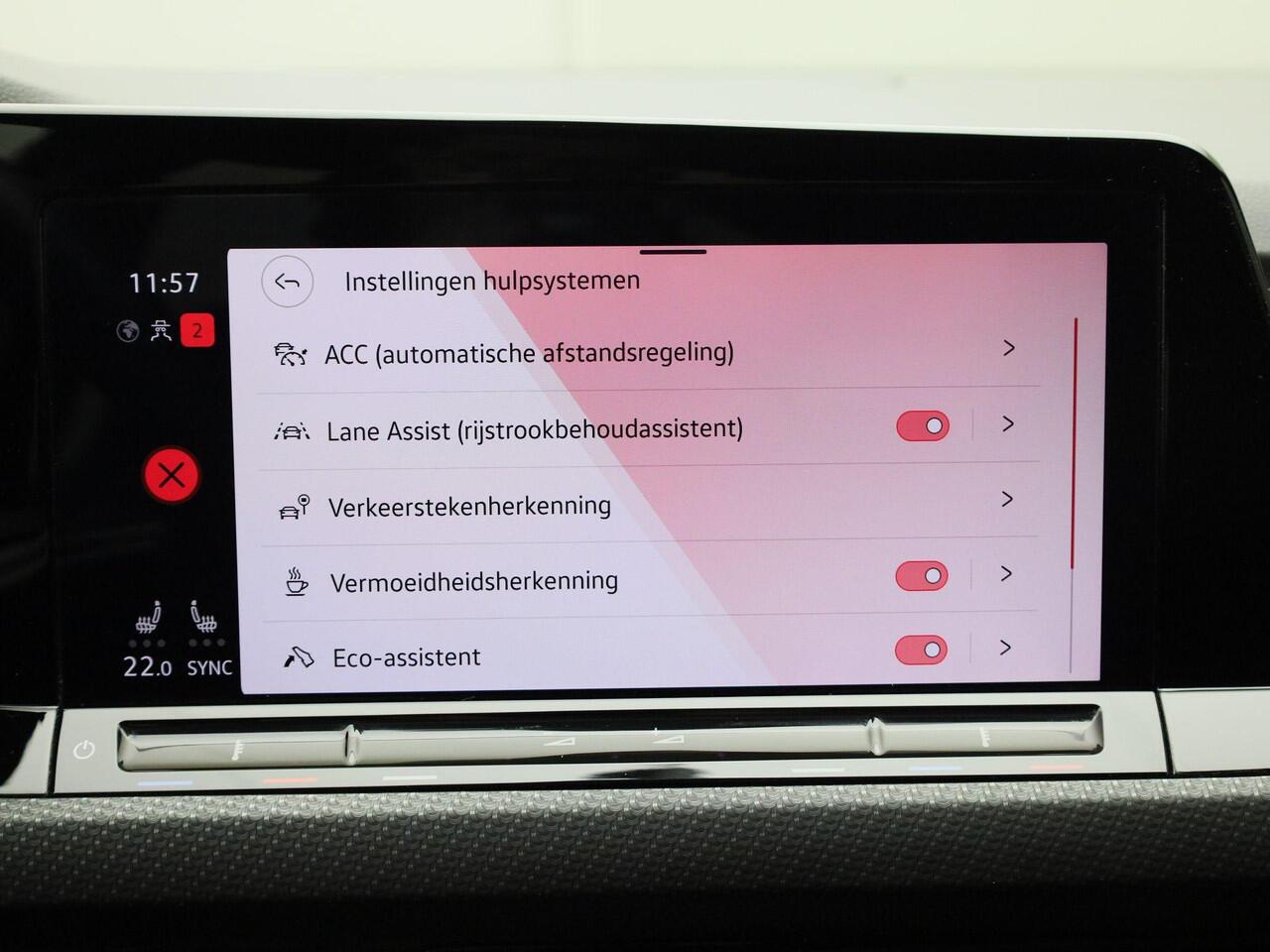 Volkswagen GOLF 1.5eTSI/150PK R-Line DSG · Panoramadak · Stoel- & Stuurverwarming · Camera + Parkeersensoren · Garantie tot februari 2026