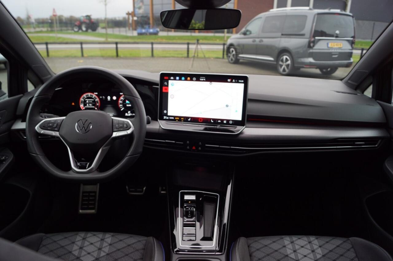 Volkswagen GOLF R-line 1.5 eTSI 150pk DSG facelift Black style/Panodak /Trekhaak wegklb./IQ Matrix LED /Head-up