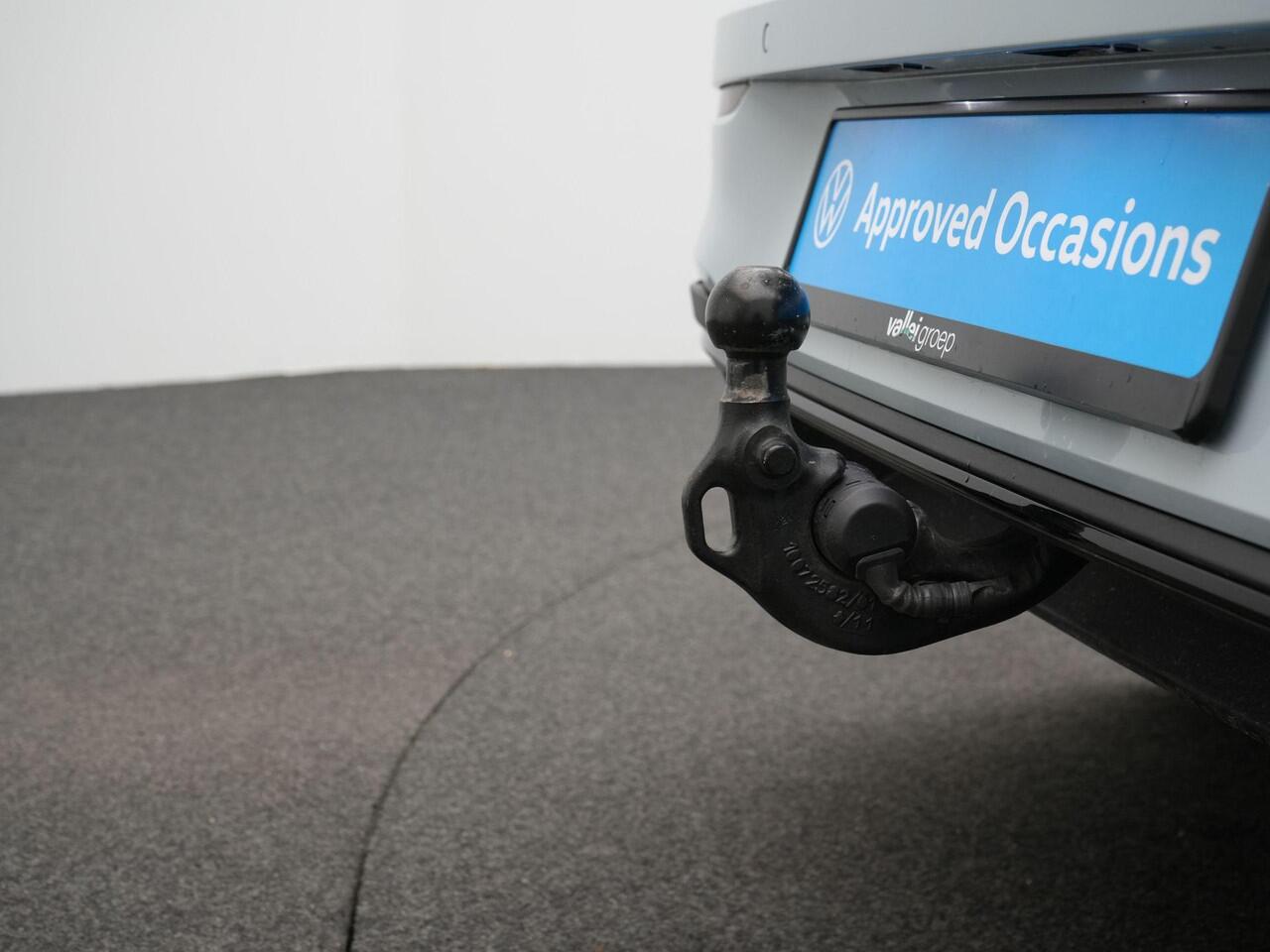 Volkswagen GOLF 1.5 eHybrid 272 pk DSG GTE | Trekhaak | Adaptief onderstel | Head-up display | Stuur-/stoelverwarming