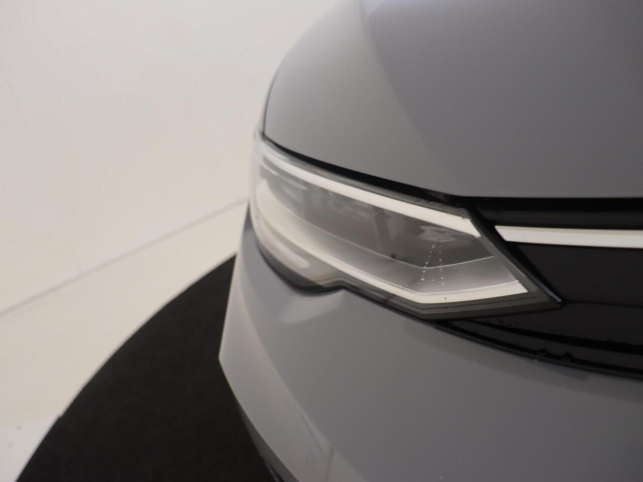 Volkswagen GOLF Life Edition eHybrid | 'App-Connect' draadloze smartphone integratie | Achterbank in ongelijke delen neerklapbaar incl. middenarmsteun en doorlaadmogelijkheid | Afstandscontrolesysteem (Front Assist)