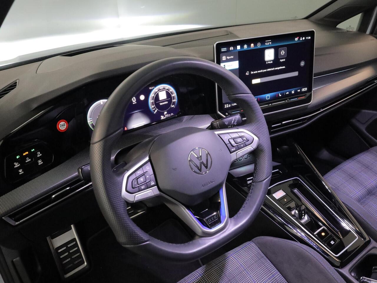 Volkswagen GOLF 1.5 eHybrid GTE 272 pk Automaat (DSG) | Verlengde garantie | Navigatie | Panoramadak | Trekhaak (wegklapbaar) | Parkeersensoren | Achteruitrijcamera | Stoelverwarming | Black Style pakket |