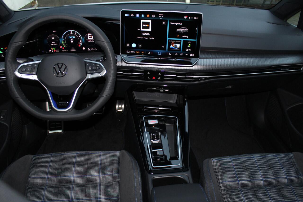 Volkswagen GOLF 1.5 eHybrid GTE 272 pk | Panorama dak | Stoel/Stuur verwarming | 360* Camera | Schuif/Kantel dak | Adaptive cruise controler | Keyless start | Apple CarPlay/Android Auto | Draadloze telefoonlader | IQ.Lights | Climate controle | Parkeersensoren V+A | Navi