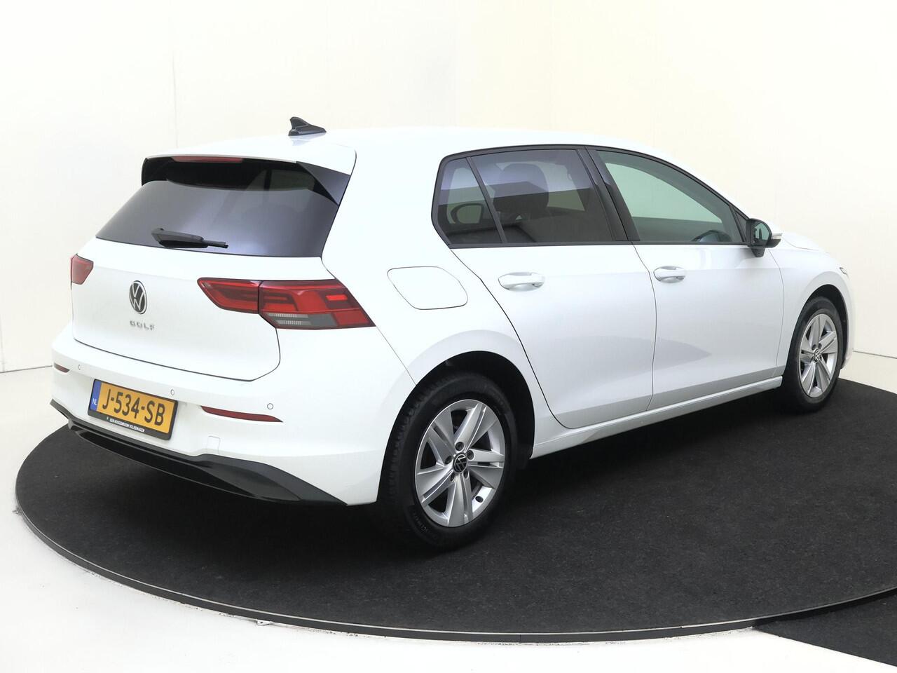 Volkswagen GOLF 1.5 TSI Life | CarPlay | Parkeersensoren | Adaptieve cruise control | Sfeerverlichting | Navigatie | Digital cockpit | Airco |