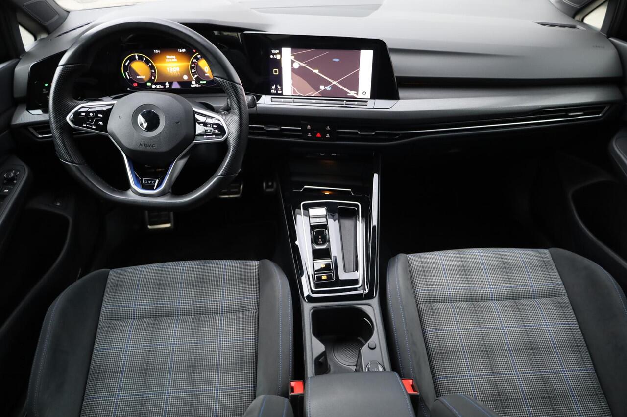 Volkswagen GOLF 1.4 eHybrid GTE Black style 18" LMV Bergamo achteruitrijcamera keyless side assist park assist navigatie LED mistlampen stoel en stuurwiel verwarming privacy glas travel assist ACC klasse III alarm spiegels inklapbaar draadloos carplay draadloos telefoon 