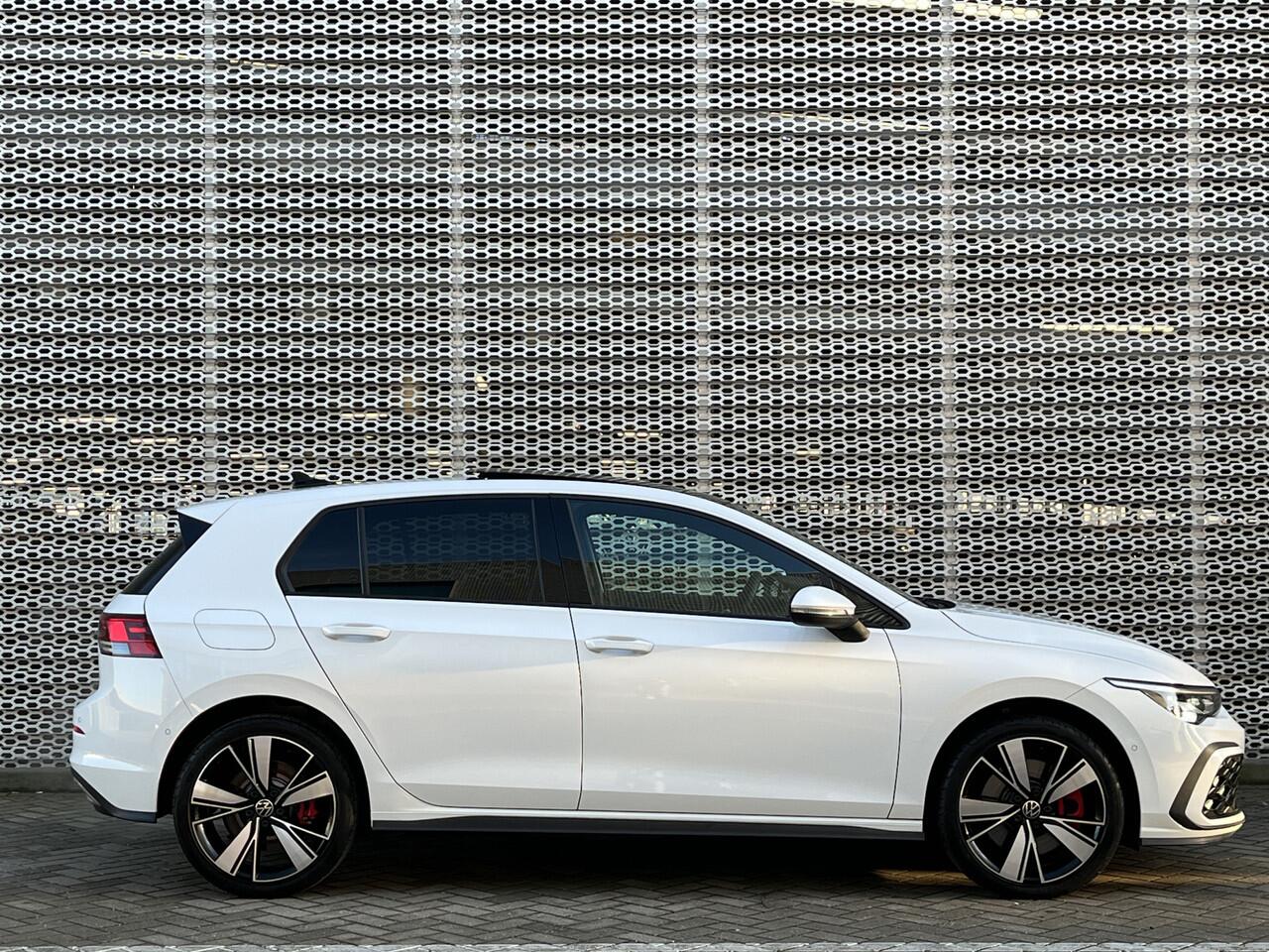 Volkswagen GOLF 1.4 eHybrid 245PK DSG GTE / Panoramdak / Achteruitrijcamera / ACC / Keyless / App-Connect / Park assist / 18" LMV **