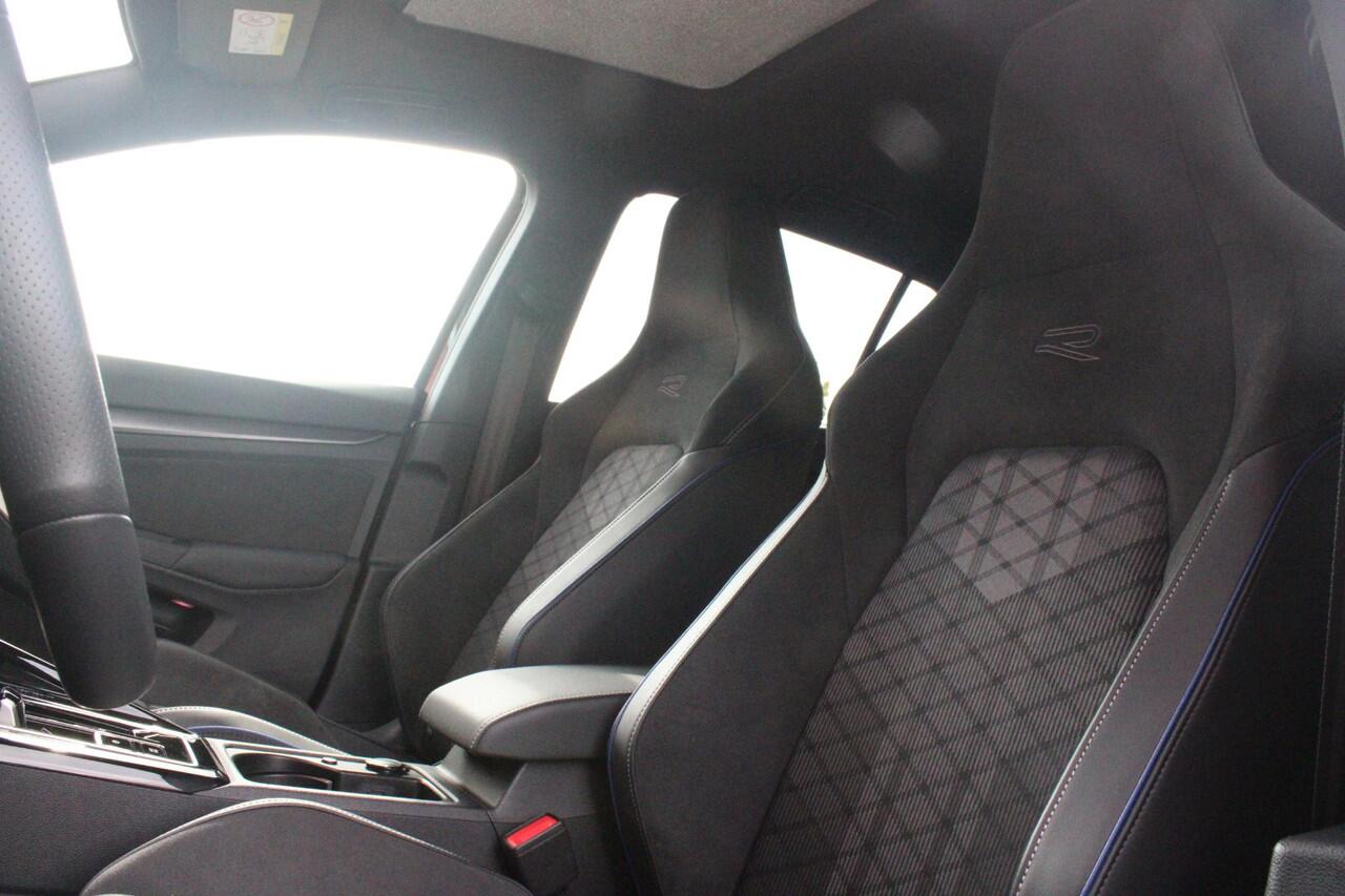 Volkswagen GOLF 8.5 1.5 eTSI 150PK AUTOMAAT R-LINE EDITION | PANORAMISCH SCHUIF/KANTEL DAK | LICHTMETALEN VELGEN 18" "YORK" | 360? CAMERA | 3-ZONE AIRCONDITIONING INCL. AIRCARE | RIJASSISTENT PAKKET O.A. ADAPTIVE CRUISE CONTROL, LANE ASSIST, DODEHOEK DETECTIE | NAVIGATIE