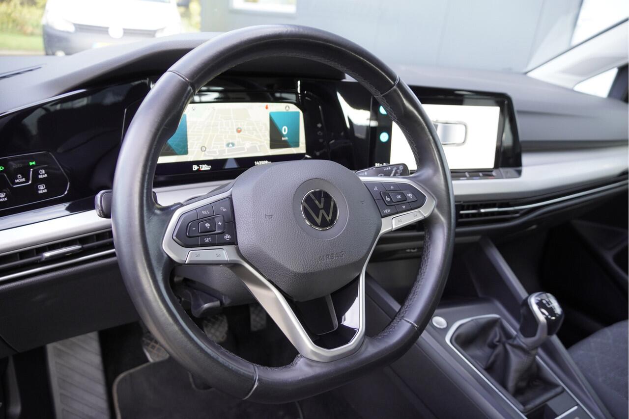 Volkswagen GOLF 1.5 TSI 131PK! Life BJ2020 Lmv 16" | Led | Pdc | Navi | Trekhaak | App-Connect | Dashboard verlichting | Virtual cockpit | Climate control | Cruise control | Getint glas