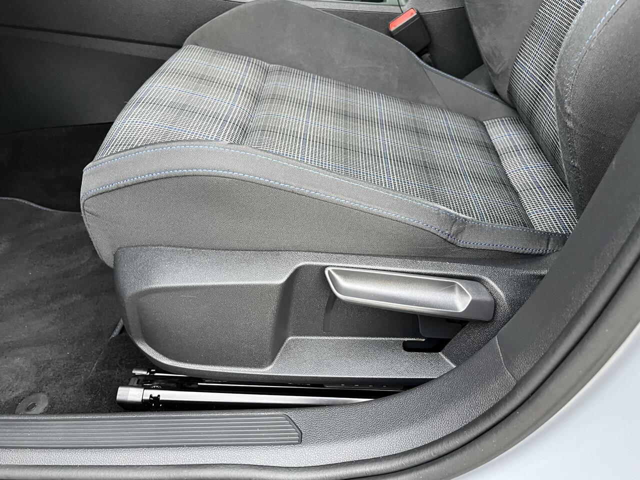 Volkswagen GOLF 1.4 eHybrid GTE / AUTOMAAT/ 245PK/ CAMERA/ PARK. SENSOREN/ PARK. ASSIST/ TRAVEL ASSIST/ IQ. LIGHT/ ADAPT. CRUISE/ DIGITAL DASH/ APP-CONNECT/ STOEL-STUUR VERWARM./ CLIMA/ NAVI/ 18" LMV