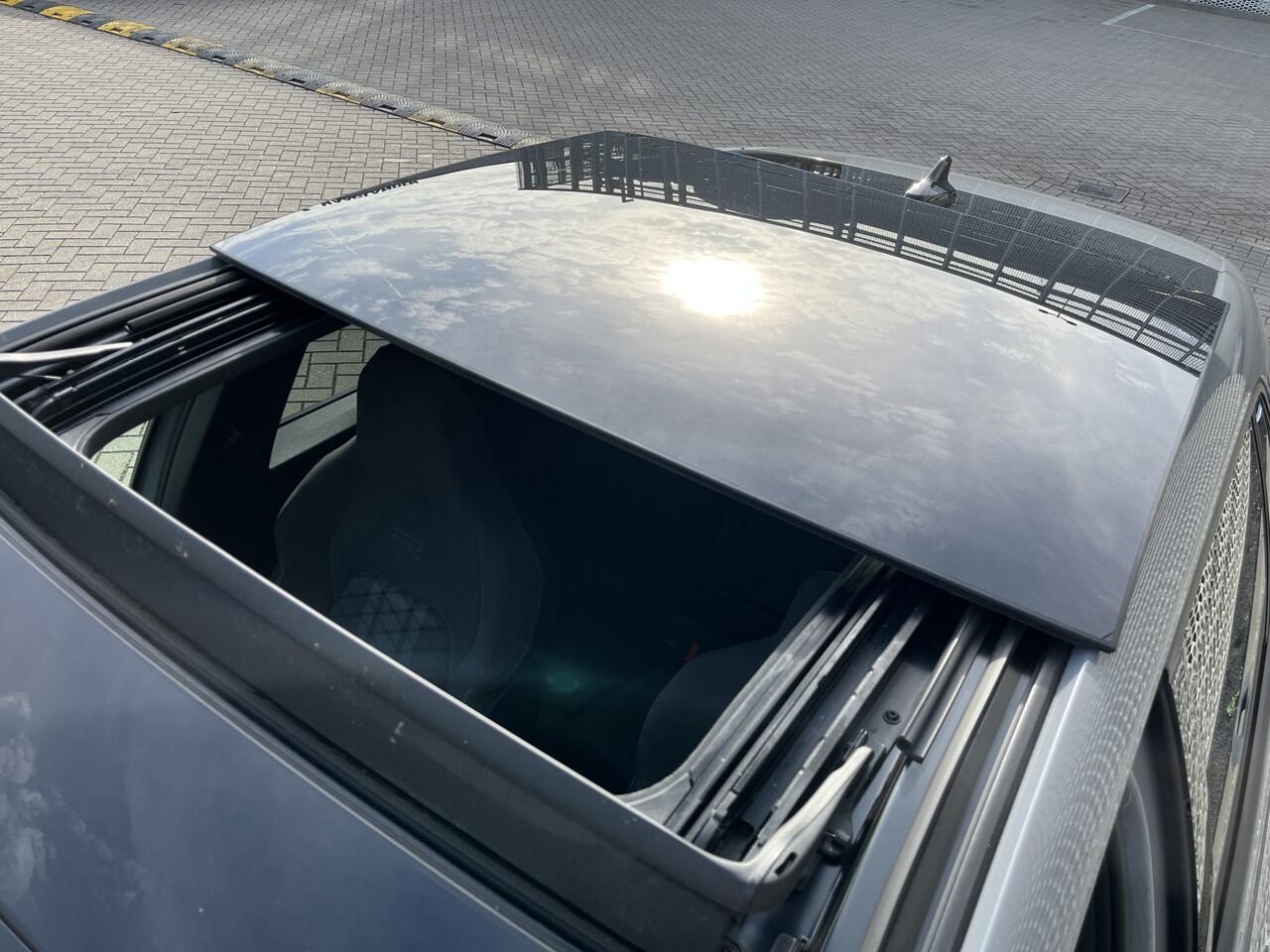 Volkswagen GOLF 1.5 eTSI 150pk DSG R-Line / Panoramadak / Black Style / Matrix LED / Harman Kardon / Elek Zwenkbare Trekhaak / Head-Up Display / Camera / Stuur & Stoelverwarming / 18" LMV