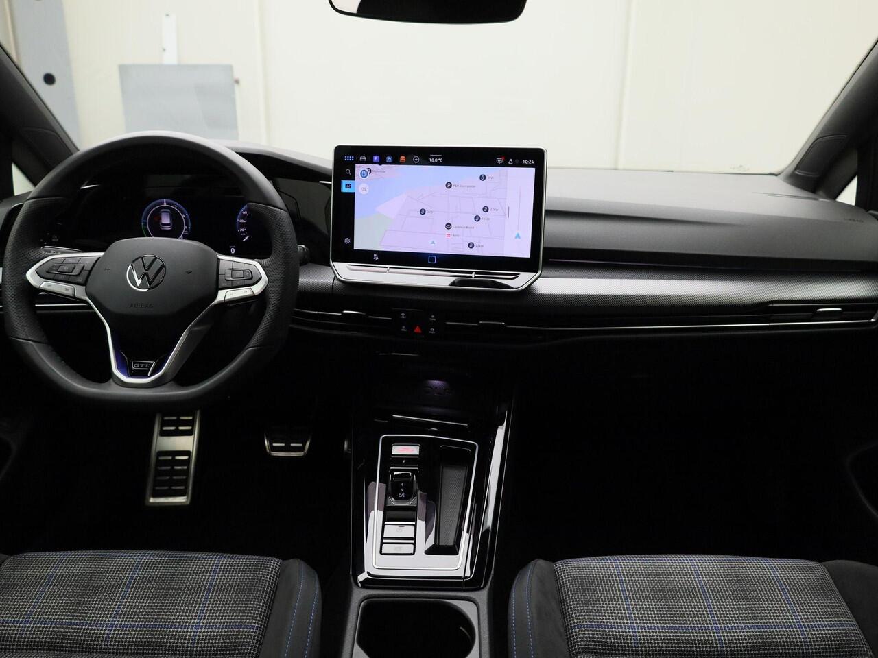 Volkswagen GOLF 1.5eHybrid 200kW/272PK GTE · Panoramadak · 360°Camera + Parkeersensoren · Trekhaak · Garantie tot februari 2030 of 100000km.