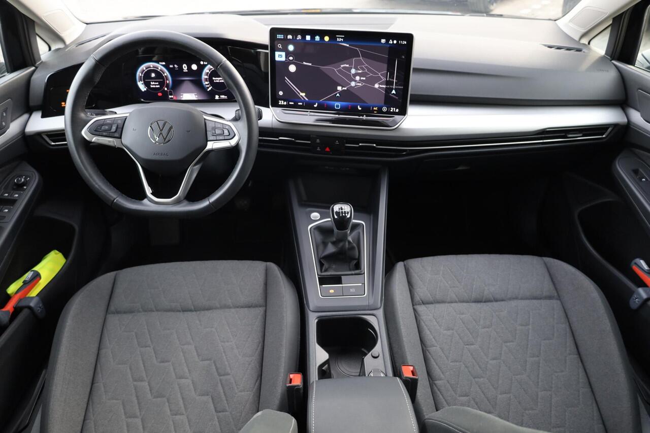 Volkswagen GOLF 1.5 TSI Oranje Edition stoelverwarming 3 zone climatronic achteruitrijcamera 18" LMV NL auto door ons geleverd en onderhouden keyless entry & go 48 maanden 100.000km garantie