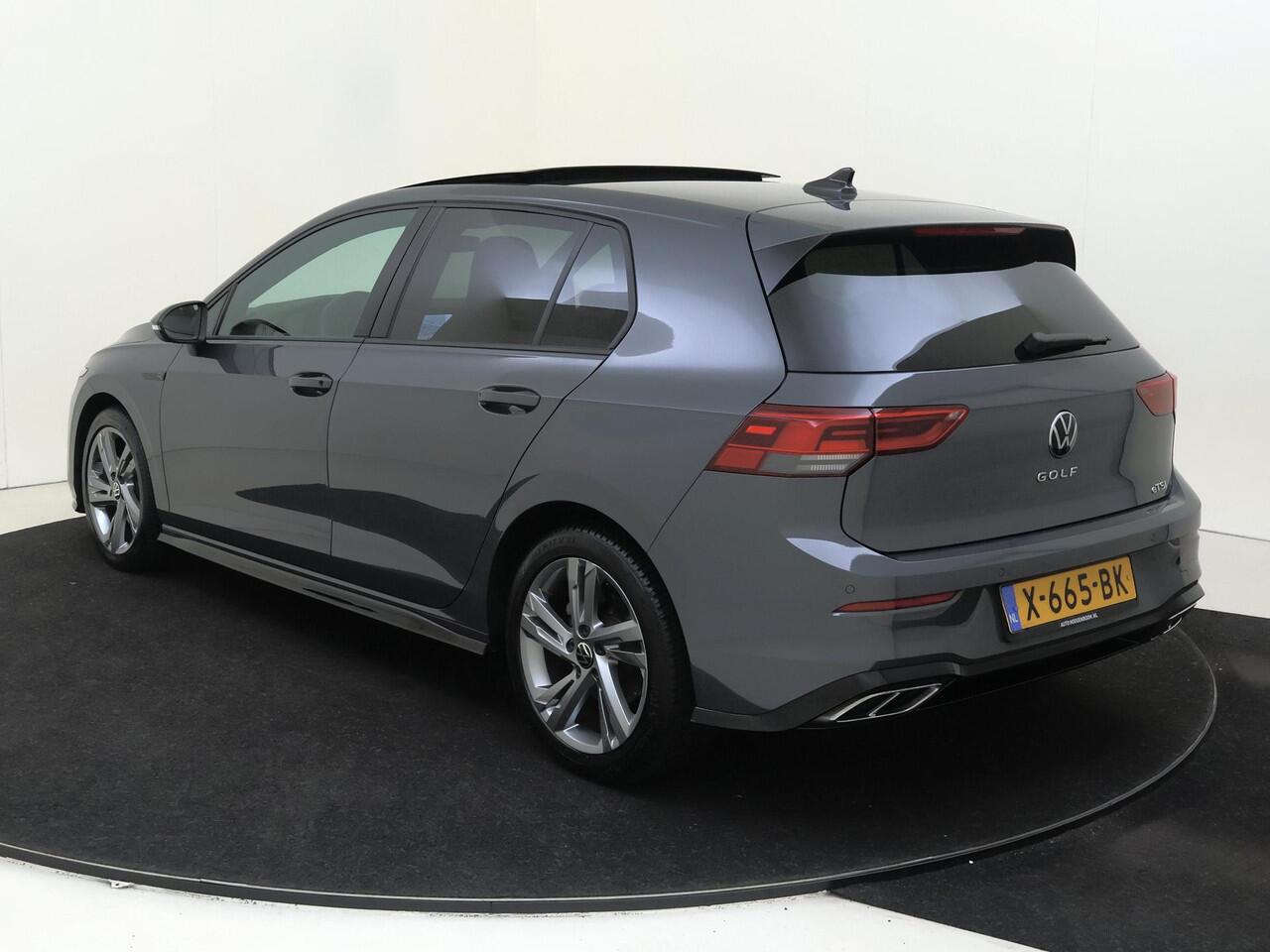 Volkswagen GOLF 1.5 eTSI R-Line | Panoramadak | Navigatie | Parkeersensoren | Adaptieve cruise control | Sfeerverlichting | CarPlay | Draadloze telefoonlader |
