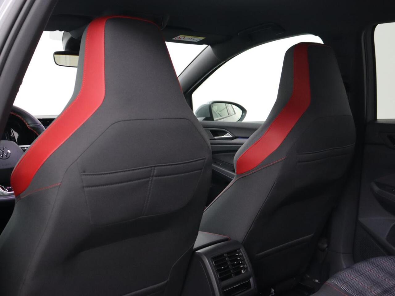 Volkswagen GOLF 2.0 TSI GTI | Carplay | Sfeerverlichting | LED Plus | Sportstoelen | Parkeerhulp | Cruise control | Digital Cockpit | Climate control