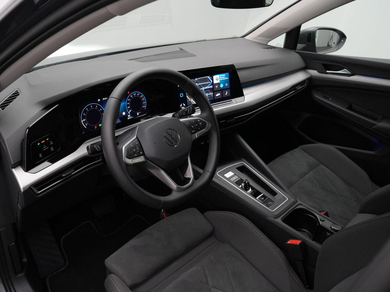 Volkswagen GOLF Variant 1.0 eTSI 110 pk DSG Life Business | Geheugen-/massagestoel | Stuur-/stoelverwarming | Parkeersensoren voor/achter | Navigatie