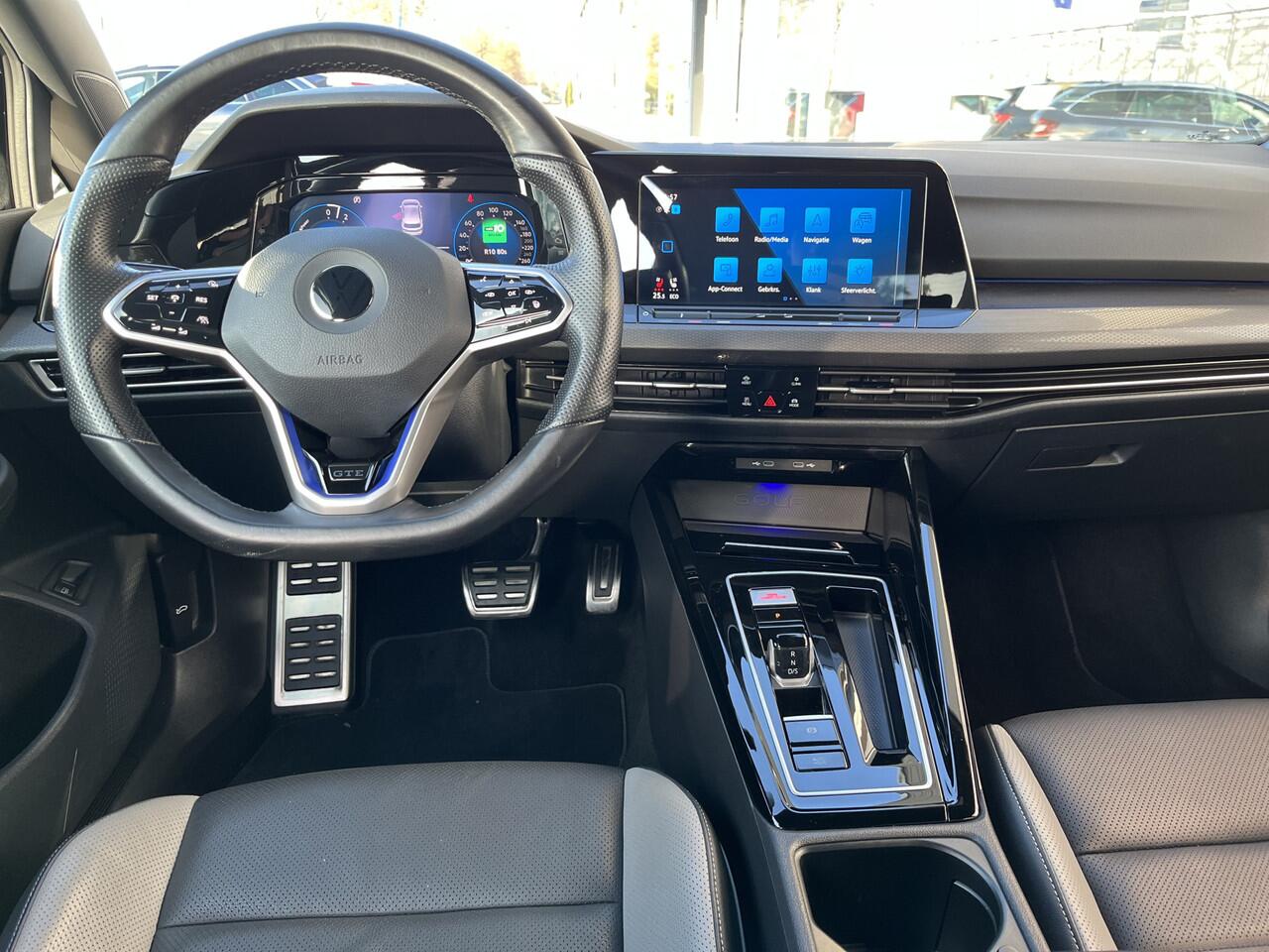 Volkswagen GOLF 1.4 eHybrid GTE / AUTOMAAT/ 245 PK/ PARK. SENSOREN/ LEDEREN MEMORY SEATS/ IQ. LIGHT/ DODE HOEK/ STOELVERWARM & VENTILATIE/ ADAPT. CRUISE/ STUURVERWARM./ TRAVEL ASSIST/ APP CONNECT/ NAVI/ CLIMA/ DAB/ 18" LMV