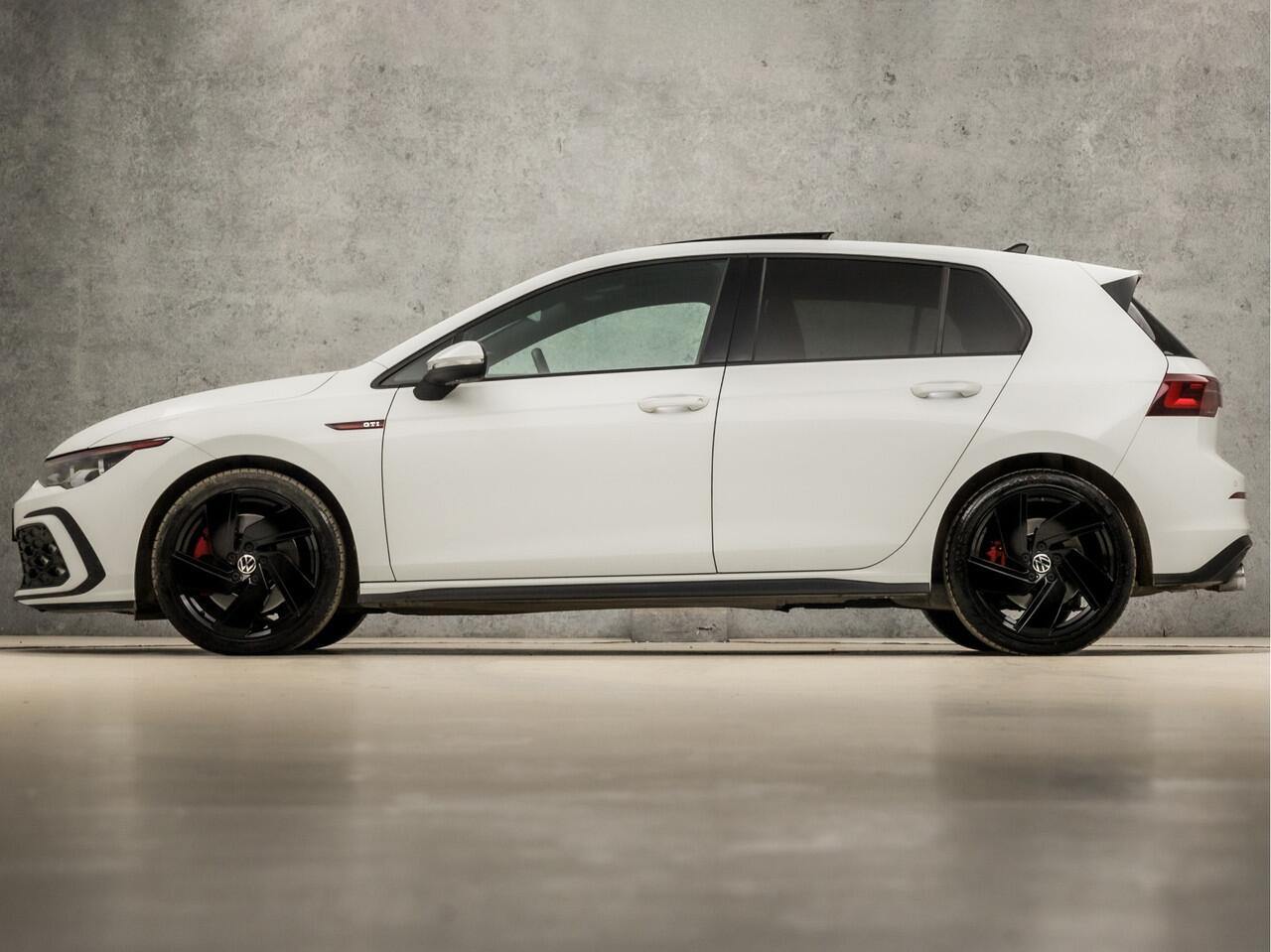 Volkswagen GOLF 2.0 TSI GTI 245Pk Automaat (SCHUIFDAK, APPLE CARPLAY, GROOT NAVI, DYNAMISCHE KNIPPERLICHTEN, SFEERVERLICHTING, STUUR/STOELVERWARMING, ALCANTARA, KEYLESS, MATRIX LED KOPLAMPEN, NIEUWSTAAT)