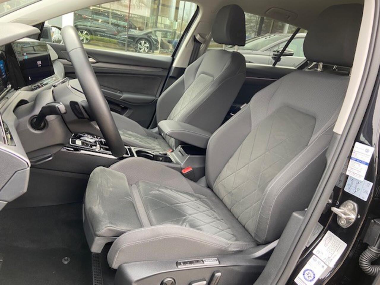 Volkswagen GOLF 1.5 eTSI Style / App-Connect / Stoelverwarming / Digital Cockpit / Achteruitrijcamera