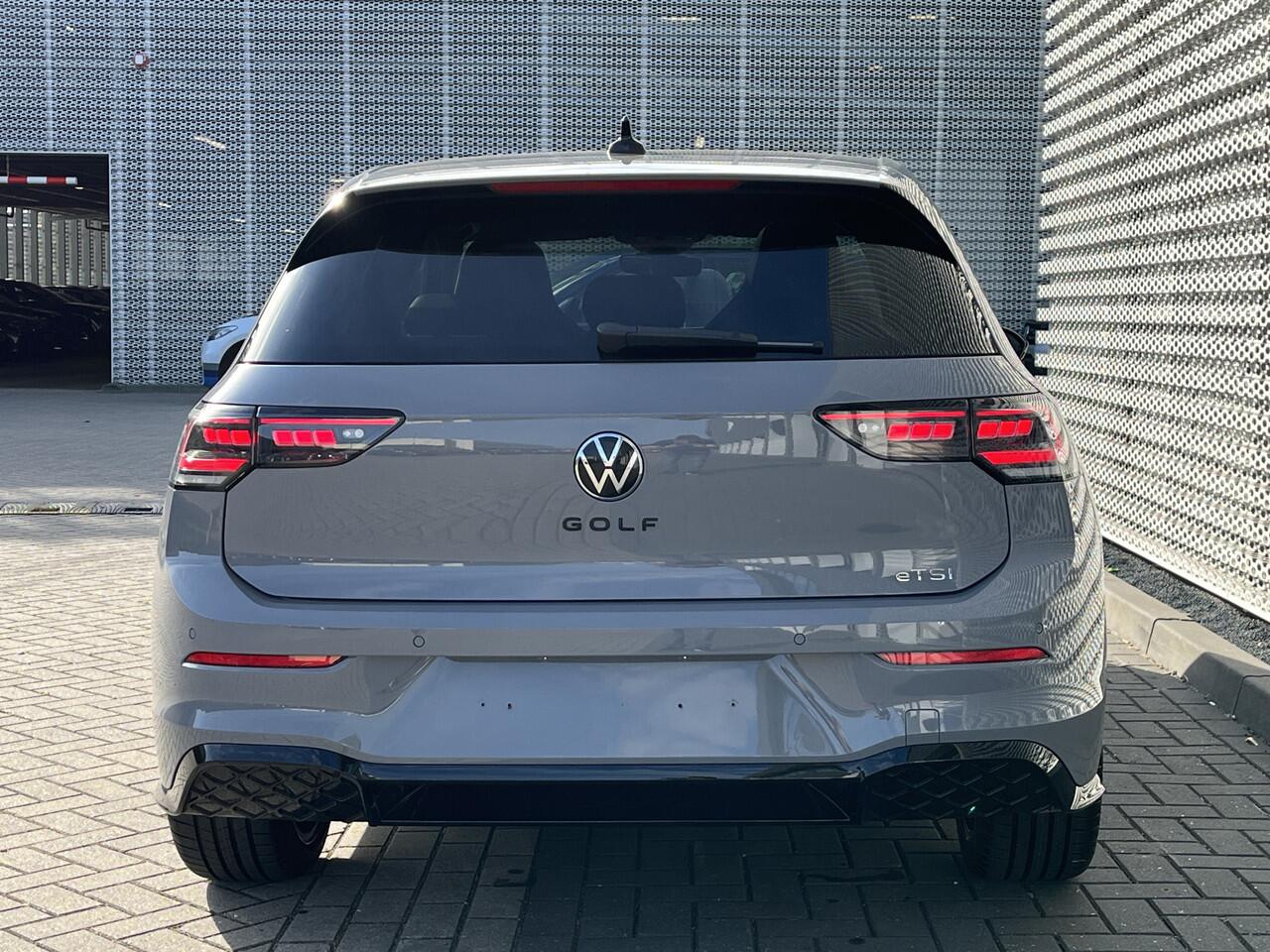 Volkswagen GOLF 1.5 eTSI 150pk DSG R-Line / Panoramadak / Black Style / Matrix LED / Harman Kardon / Elek Zwenkbare Trekhaak / Head-Up Display / Camera / Stuur & Stoelverwarming / 18" LMV