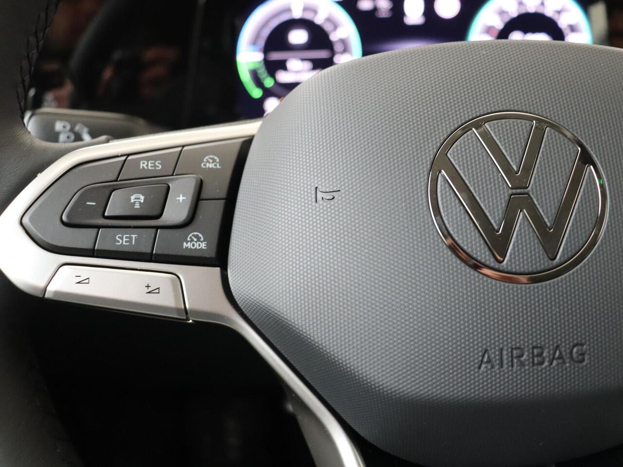 Volkswagen GOLF Life Edition eHybrid | 'App-Connect' draadloze smartphone integratie | Achterbank in ongelijke delen neerklapbaar incl. middenarmsteun en doorlaadmogelijkheid | Achteruitrijcamera (Rear View)