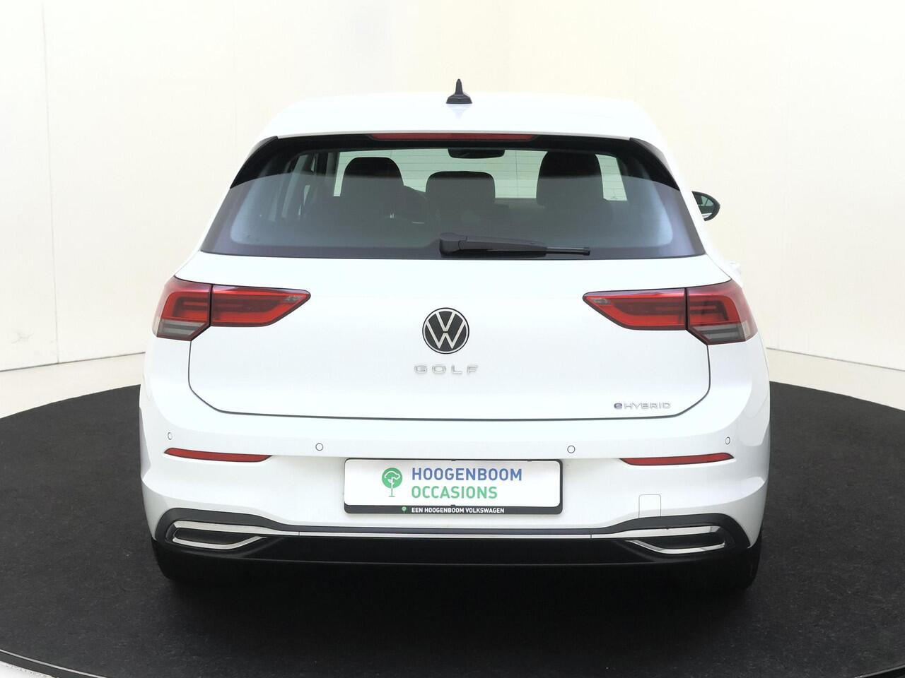 Volkswagen GOLF 1.4 eHybrid Style | Parkeersensoren | 3-zone airco | Stoel- en stuurwielverwarming | Adaptieve cruise control | CarPlay | Digital cockpit |