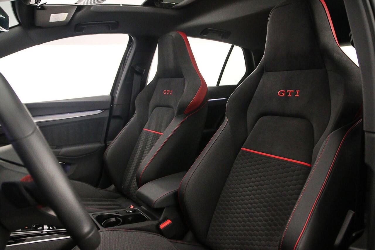 Volkswagen GOLF GTI Clubsport 2.0 TSI 300pk DSG Automaat Akrapovic, Panoramadak, Black Style, Harman Kardon audio, Adaptive cruise control, LED matrix koplampen, 360 camera