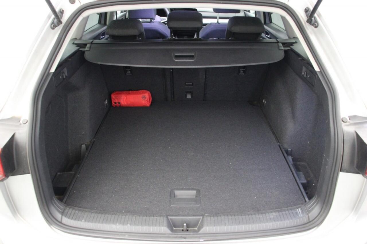 Volkswagen GOLF Variant 1.0 eTSI Life Business Automaat - Carplay, Navi, Cruise, Trekhaak, Stoelverw.