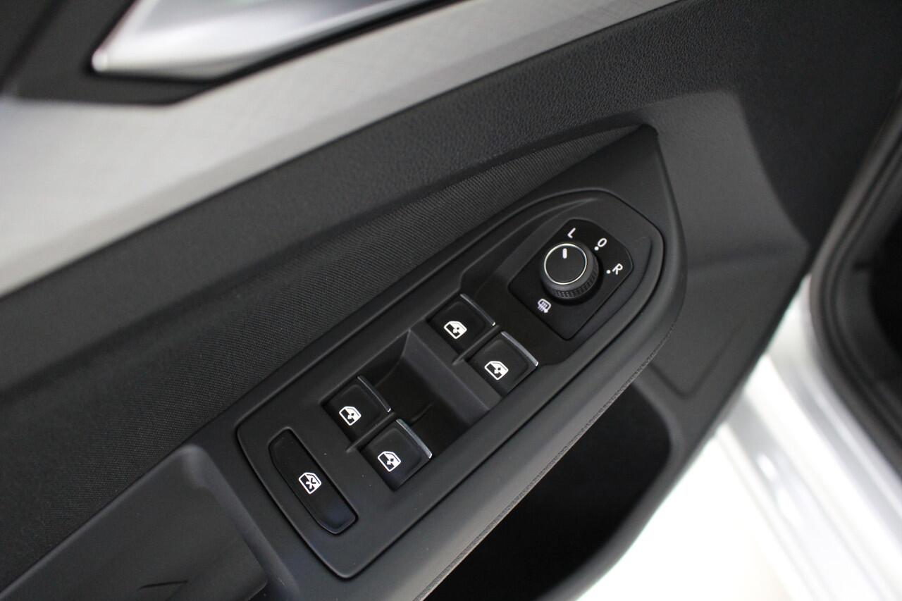 Volkswagen GOLF 1.0 eTSI Life Navigatie | Climate Control | Parkeersensoren voor en achter |