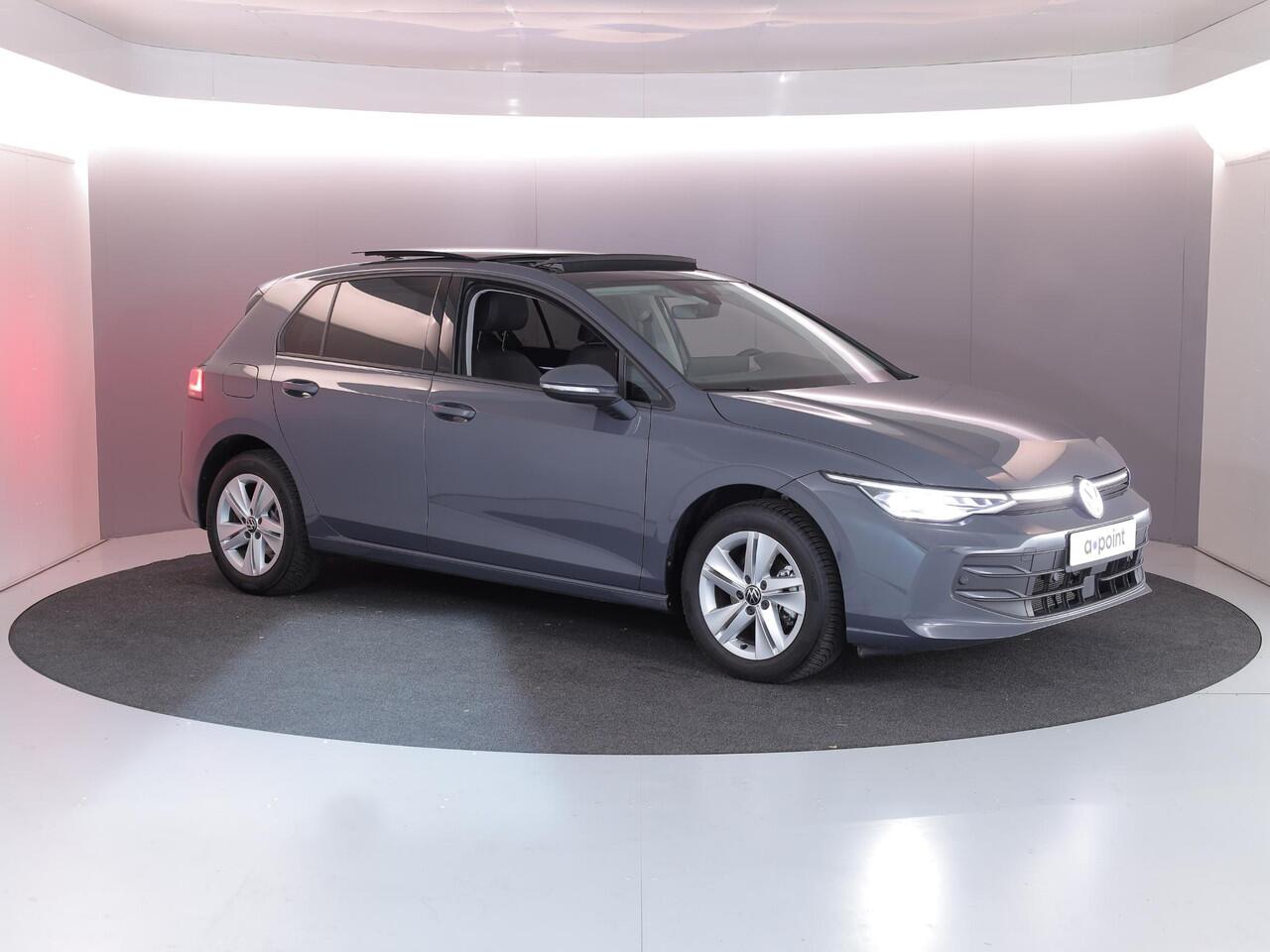 Volkswagen GOLF 1.5 eTSI Life Edition 116 pk Automaat (DSG) | Verlengde garantie | Navigatie via App | Panoramadak | Parkeersensoren | Achteruitrijcamera | Matrix LED koplampen | Stoelverwarming |