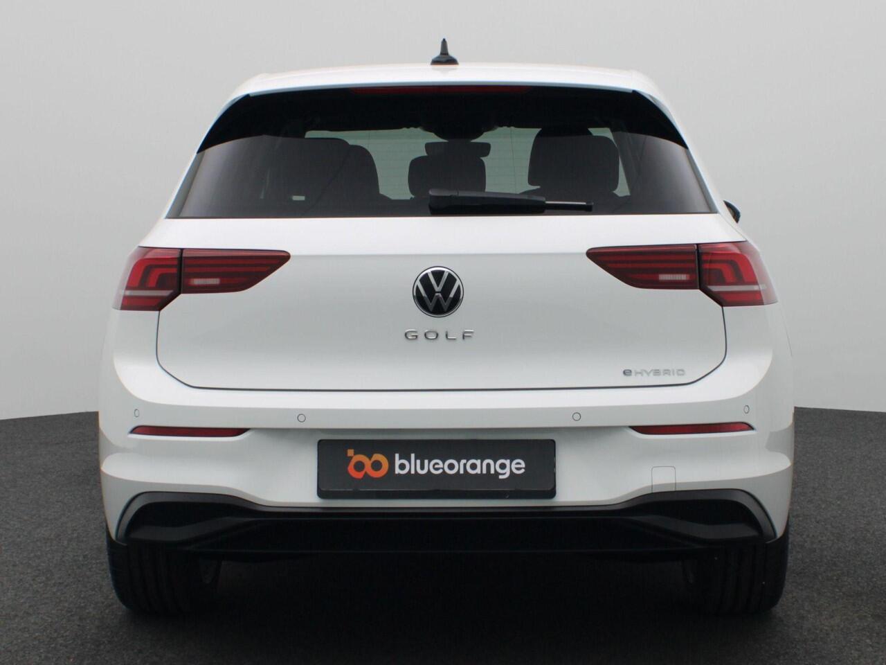 Volkswagen GOLF 1.5 eHybrid Life Edition 204PK DSG Navi via Apple Carplay/Android Auto, Achteruitrijcamera, Stoel-Stuurverwarming, Keyless, 17" LM Velgen, Adaptieve cruise control