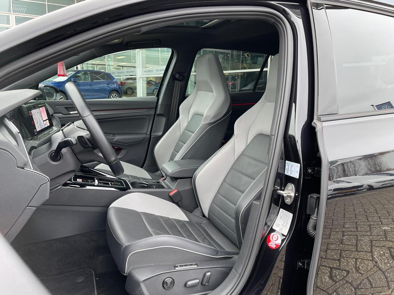Volkswagen GOLF 1.4 eHybrid 245PK DSG GTE / Panoramadak / Black Style / Leer / Matrix-Led / Digital Cockpit Pro / 18'' LMV / VW