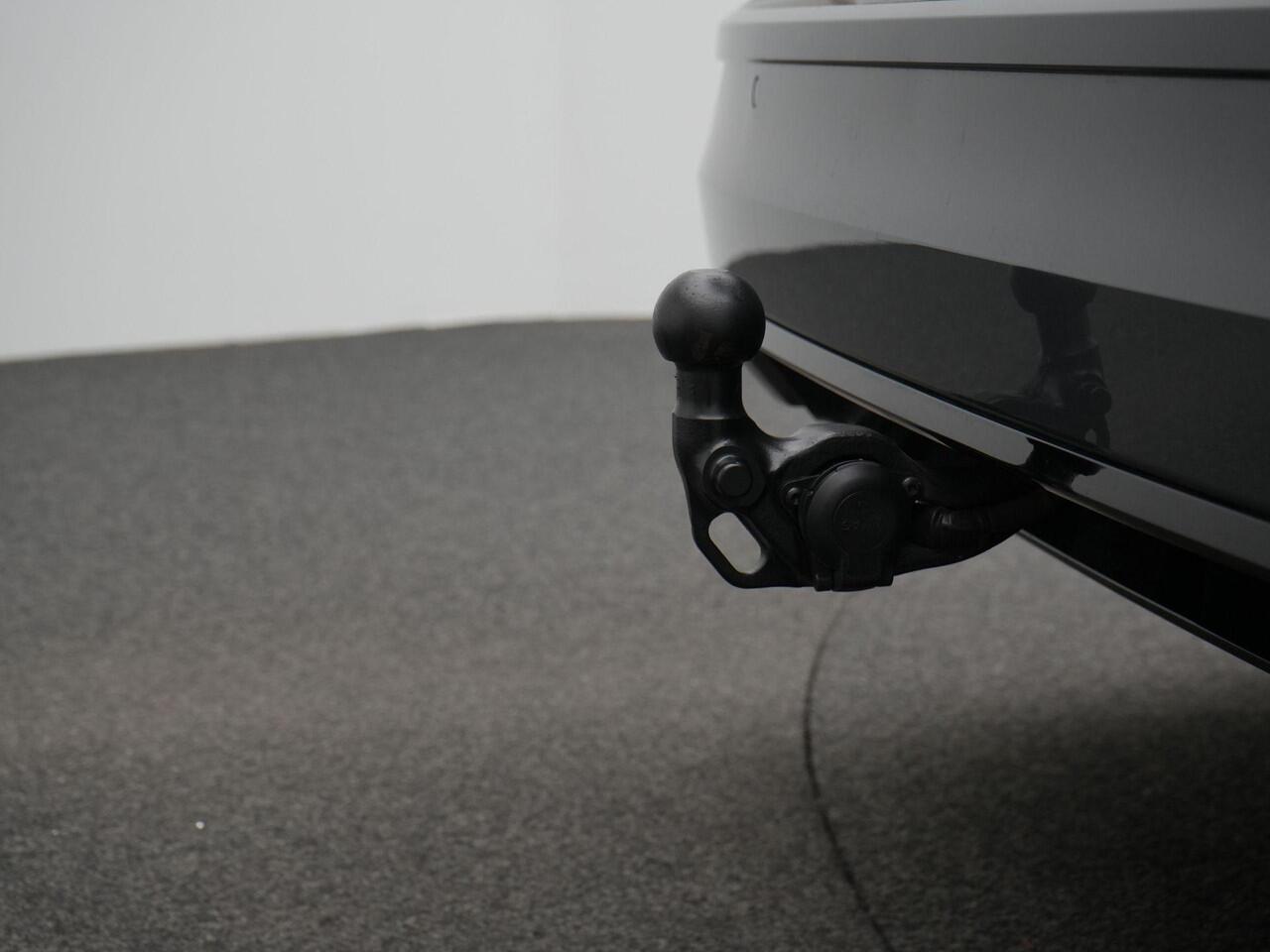 Volkswagen GOLF Variant 1.5 eTSI 150 pk DSG R-Line Business | Trekhaak | Adaptief onderstel | IQ Light | Achteruitrijcamera | Stuur-/stoelverwarming