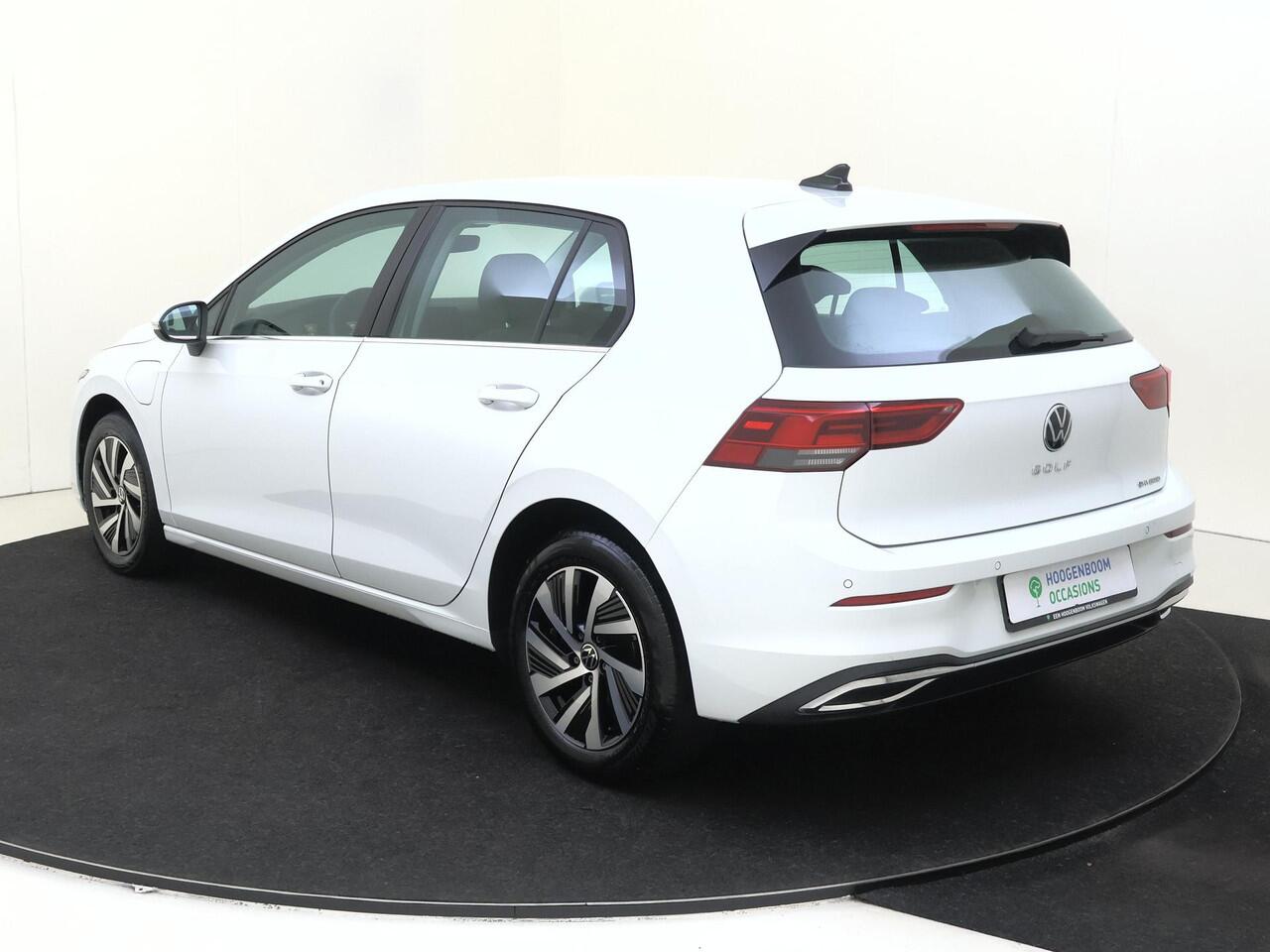 Volkswagen GOLF 1.4 eHybrid Style | Parkeersensoren | 3-zone airco | Stoel- en stuurwielverwarming | Adaptieve cruise control | CarPlay | Digital cockpit |