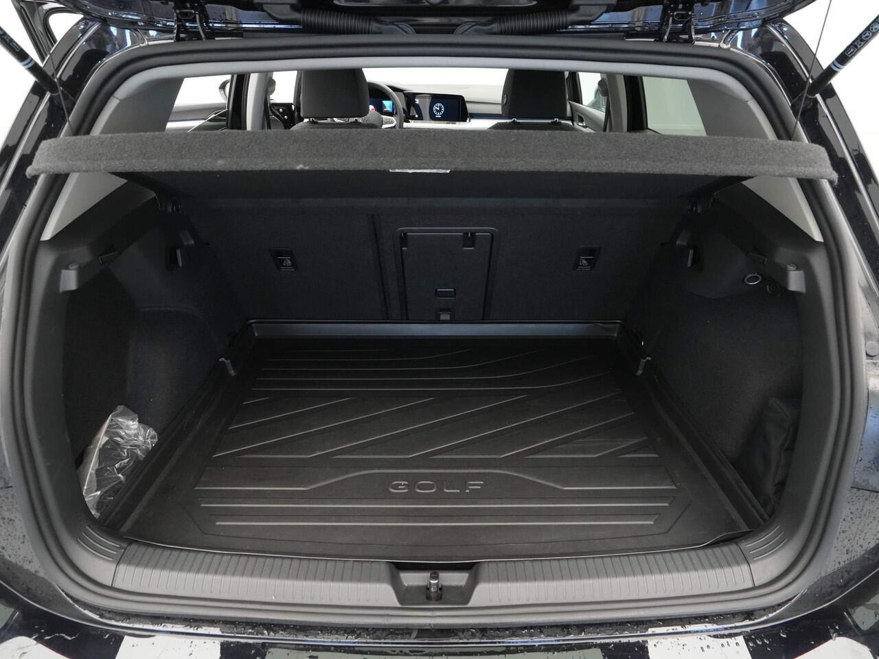 Volkswagen GOLF 1.0 TSI Life Business Navigatie Memory Massagestoel Parkeersensonren 24